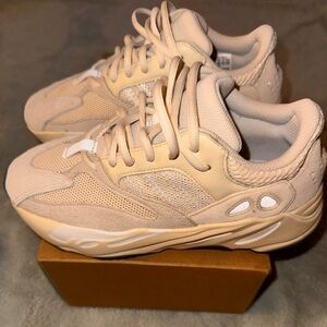 Adidas Yeezy Boost 700 Analog